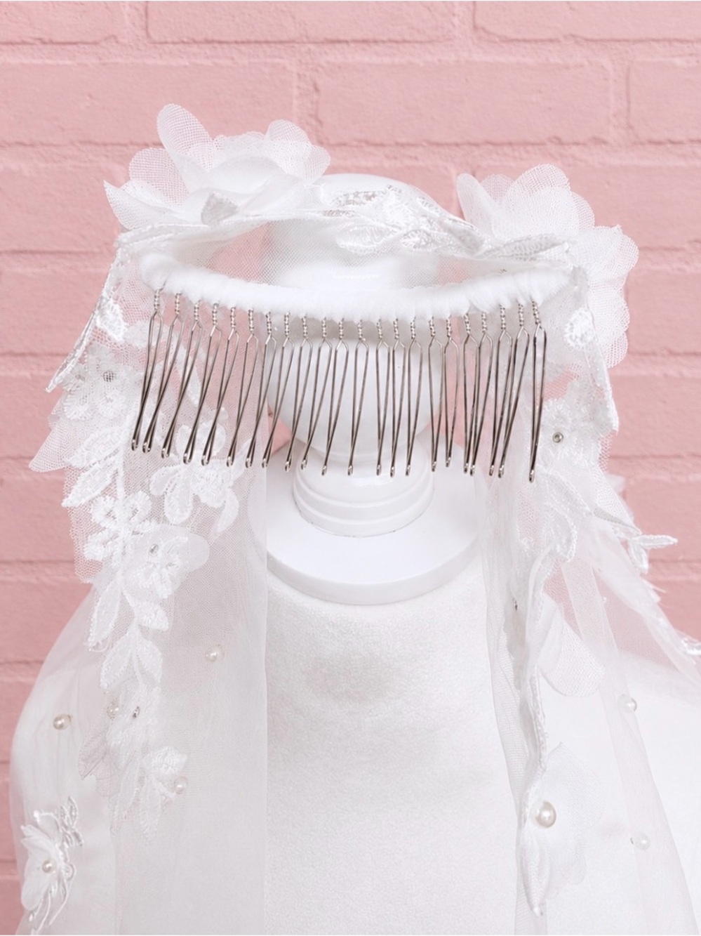 Elegant 3-D Floral Pearl Wedding Veil - Picture 4 of 9